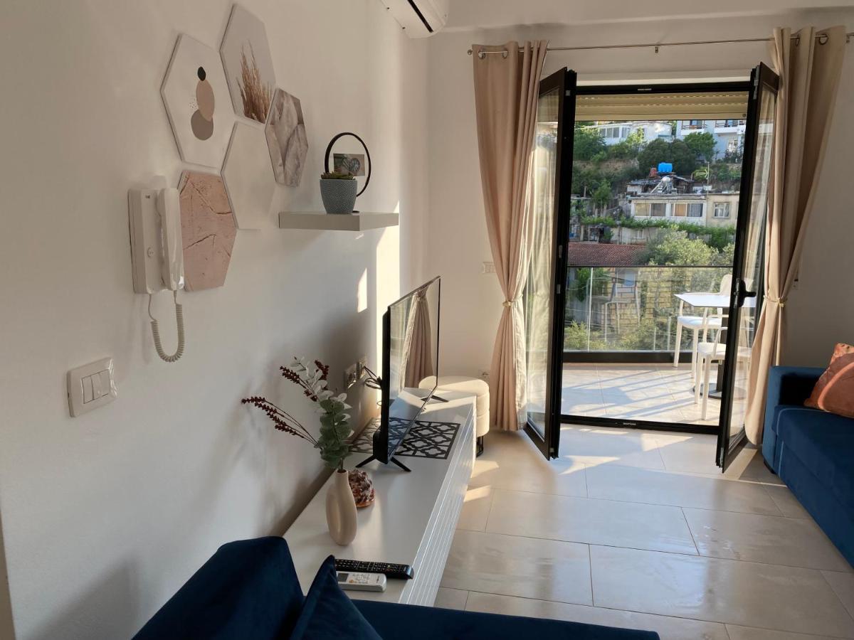 Apartment Artemis Himare Bagian luar foto