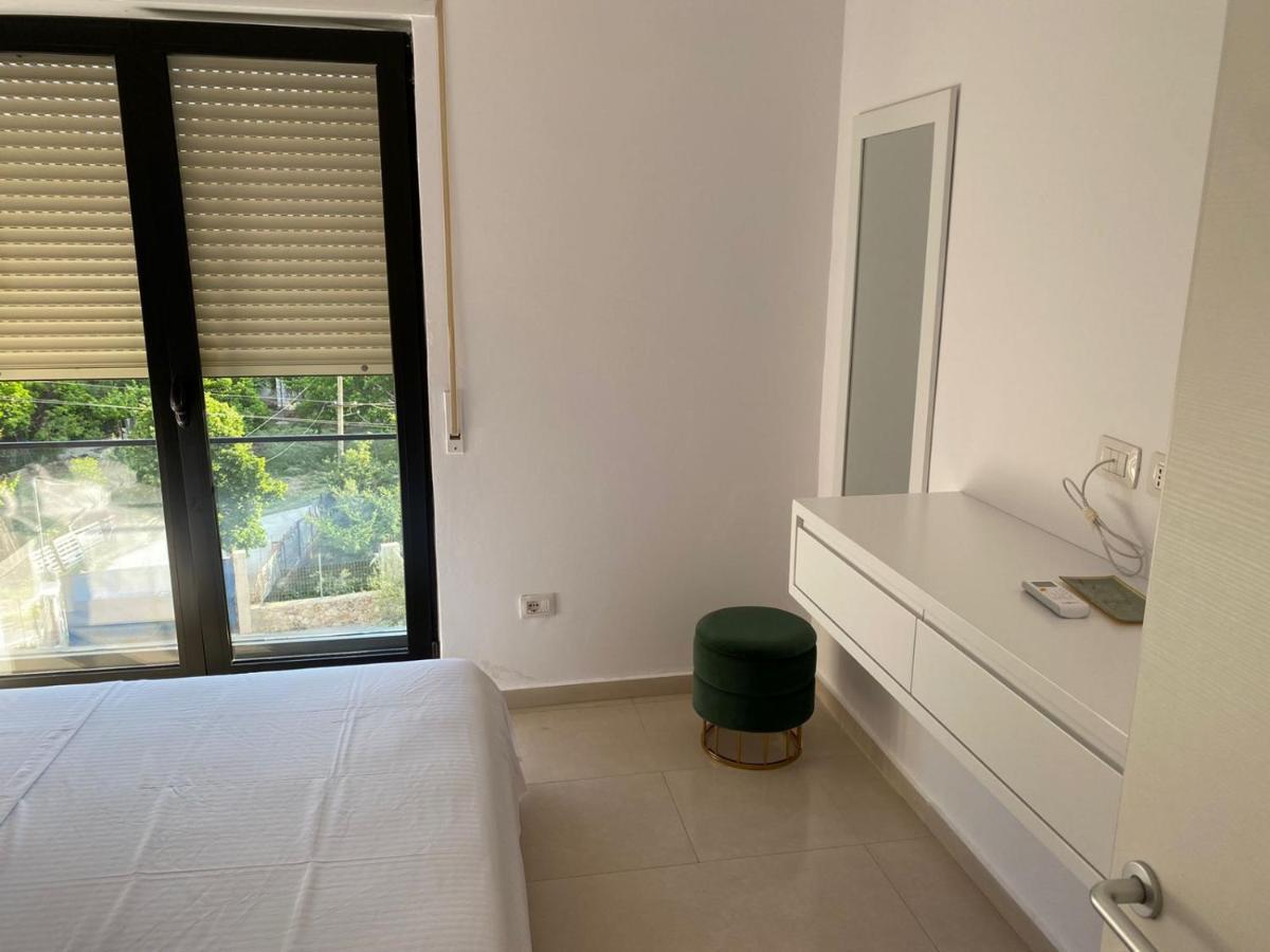 Apartment Artemis Himare Bagian luar foto