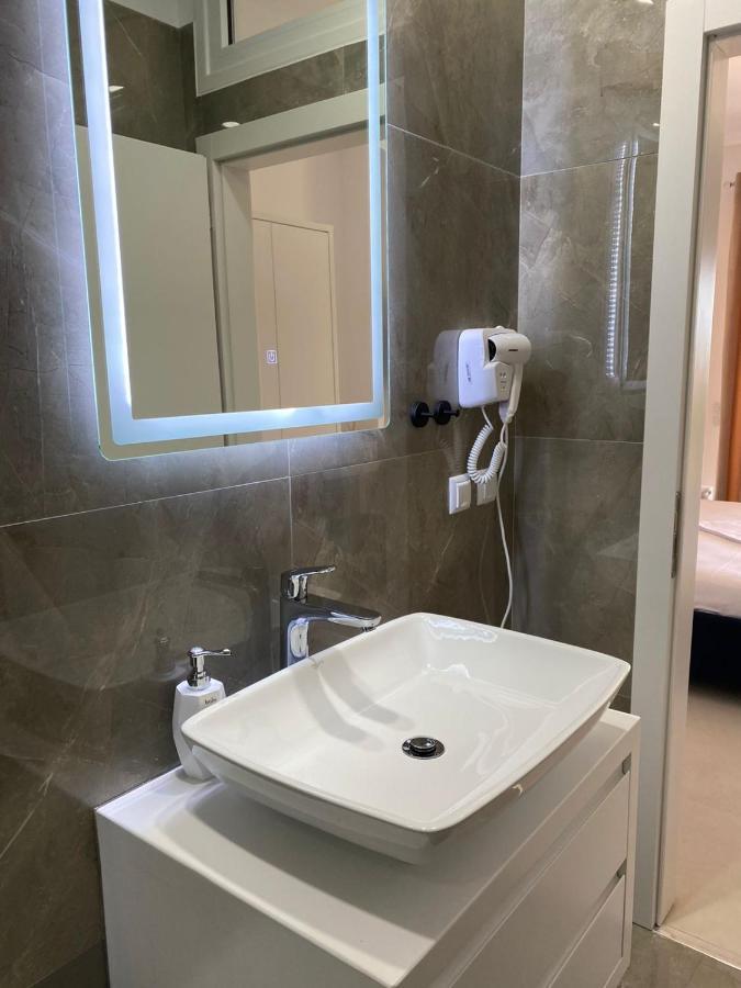 Apartment Artemis Himare Bagian luar foto