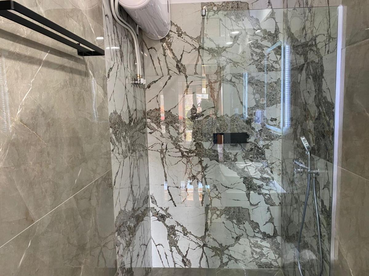 Apartment Artemis Himare Bagian luar foto