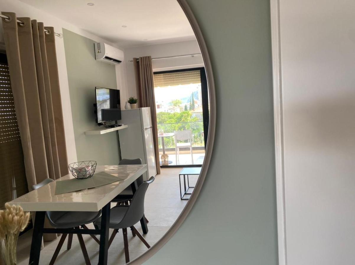 Apartment Artemis Himare Bagian luar foto