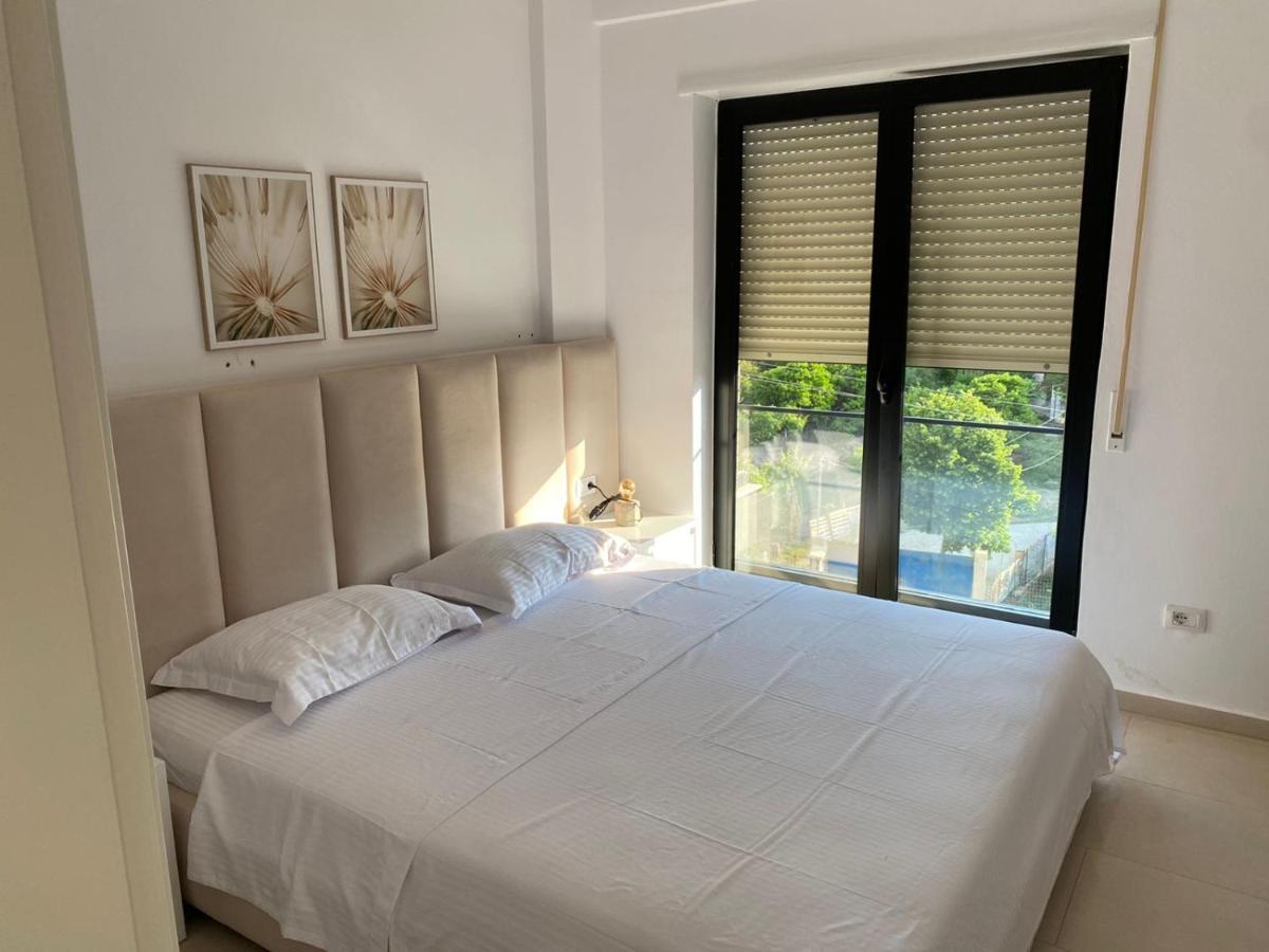 Apartment Artemis Himare Bagian luar foto